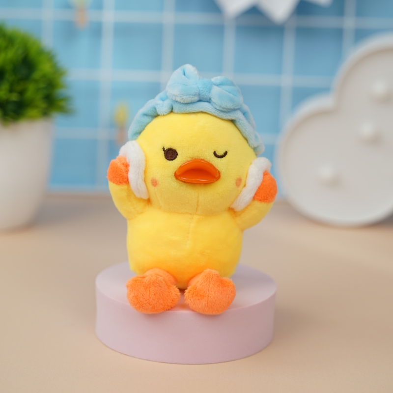 Мягкий брелок "Уточка умывается" 11 см