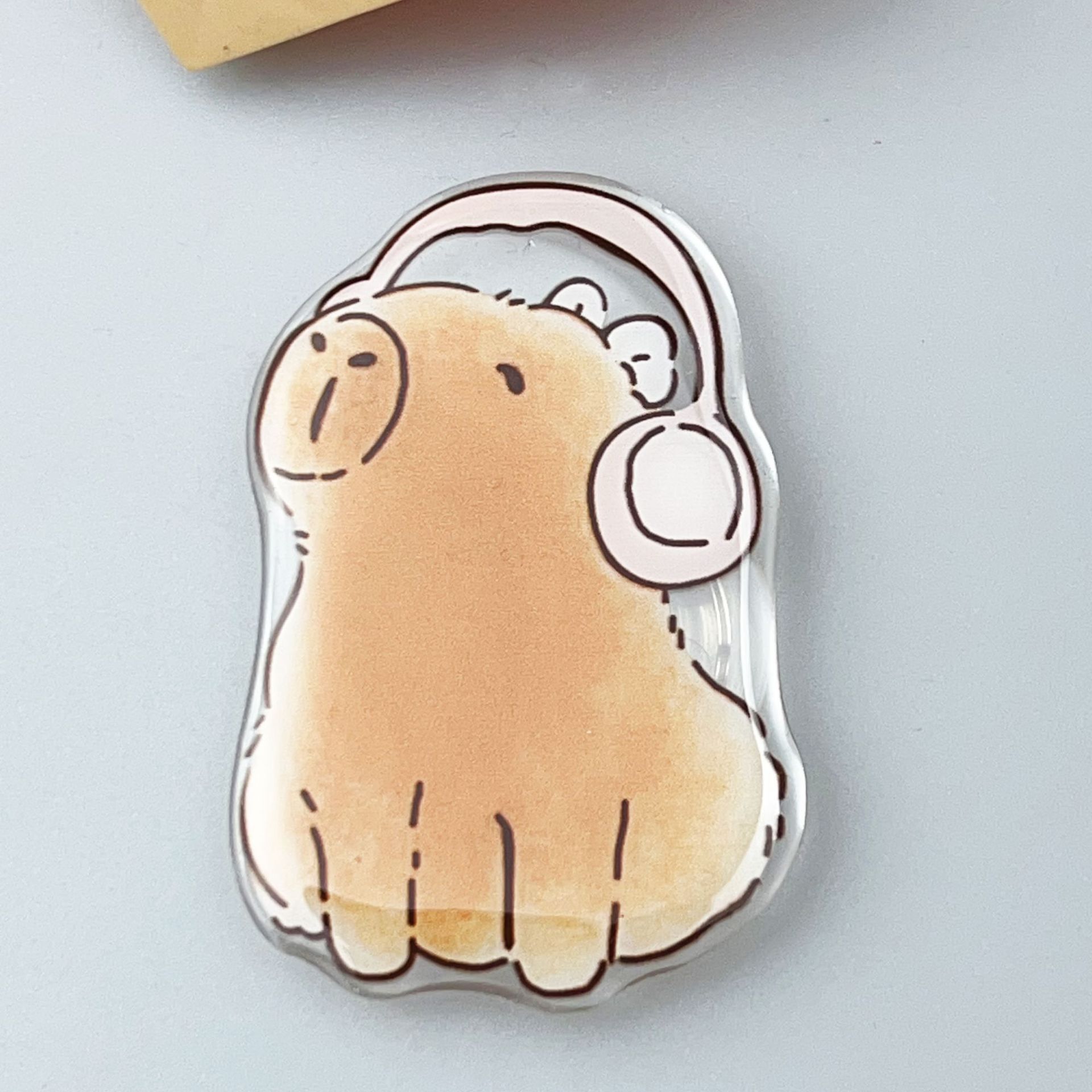 PopSocket "Капибара" в наушниках