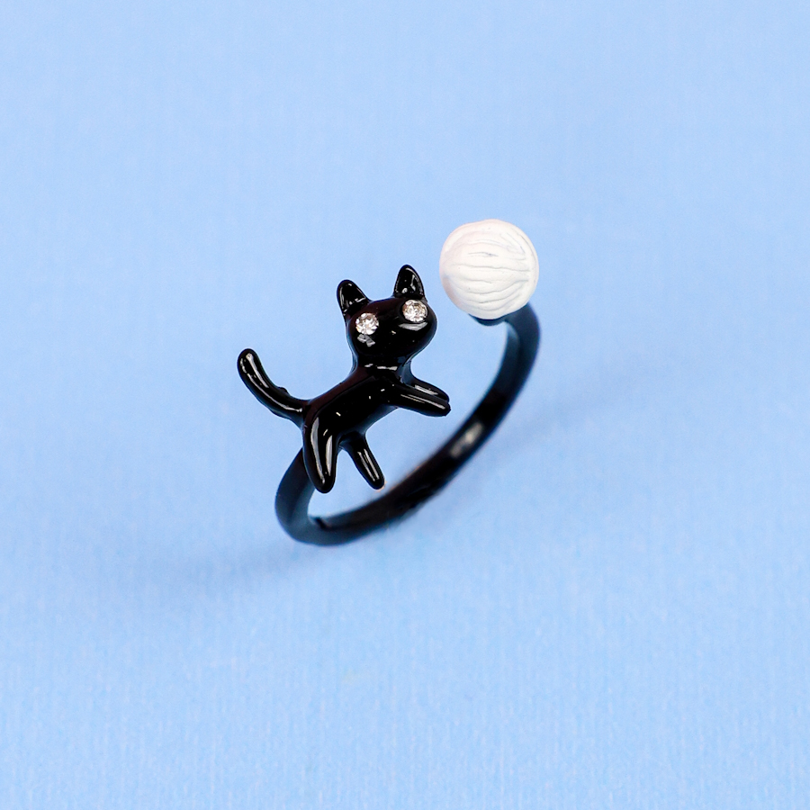 Кольцо "Черный котик с клубком" белый