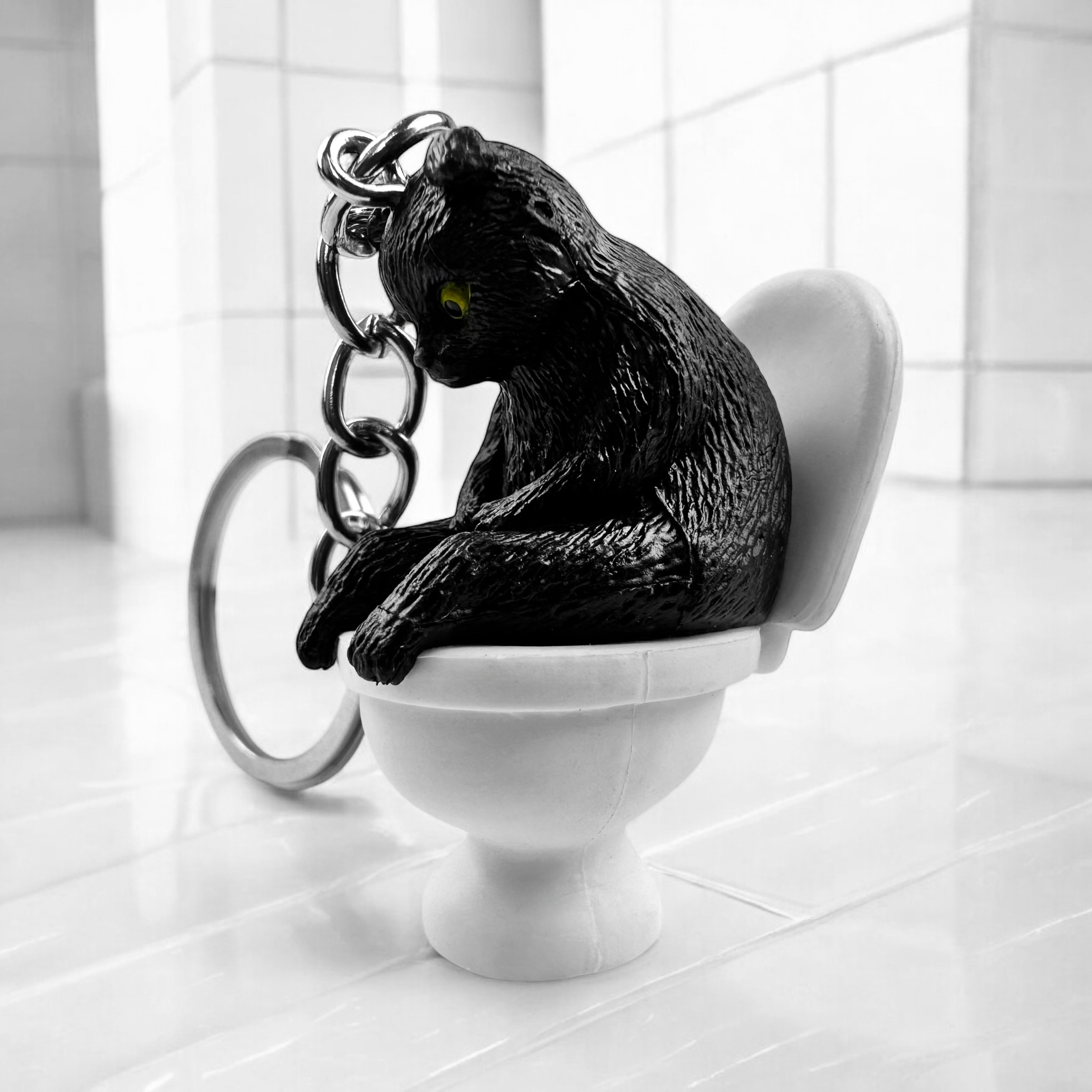 Брелок "Котик на унитазе" черный