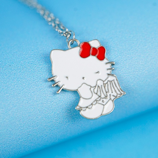 Кулон на цепочке "Kt" белый