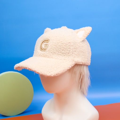 Бейсболка плюшевая "G" с ушками, бежевый (56-60см)