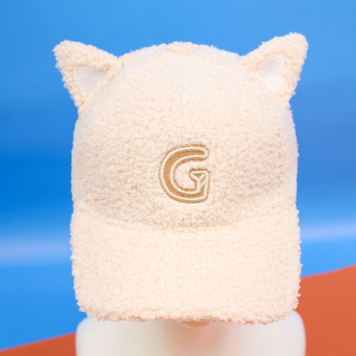Бейсболка плюшевая "G" с ушками, бежевый (56-60см)