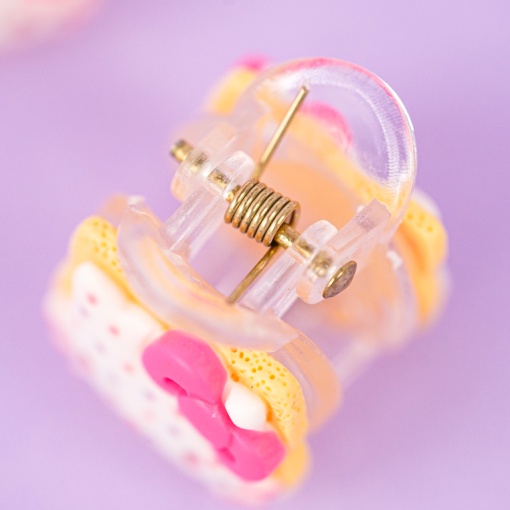 Заколка для волос "Kt"