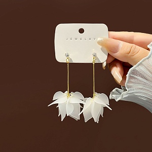 Серьги-гвоздики "Белые лепестки" кристалл, длинные