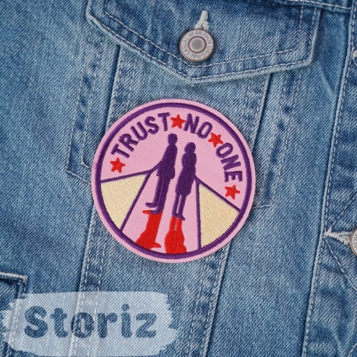Нашивка "Trust no one" 7.8х7.8 см