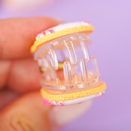 Заколка для волос "Kt"