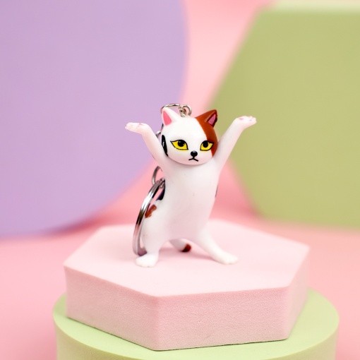 Брелок "Позирующий котик", белый с пятнышками