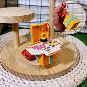 Брелок "Magic gift box" курочка, оранжево-голубой