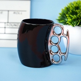 Керамическая кружка "Кастет" черная с серебристой ручкой, 400 мл