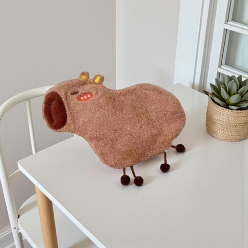 Изделие декоративное трикотажное "Капибара" стесняется