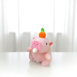 Мягкий брелок-антистресс "Капибара с мандаринкой" розовый, 13см