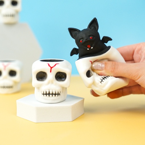 Игрушка-антистресс "Летучая мышь в черепе" 