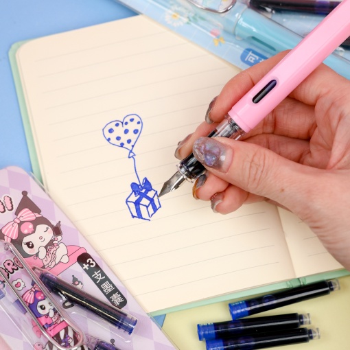 Перьевая ручка со сменными чернилами "Сейлор Мун"