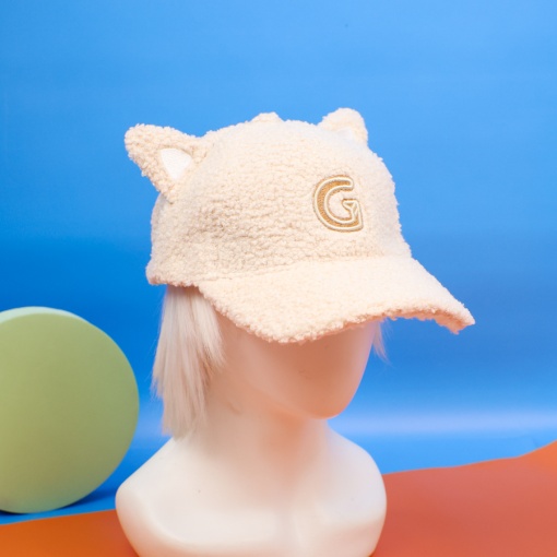 Бейсболка плюшевая "G" с ушками, бежевый (56-60см)
