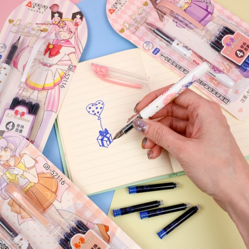 Перьевая ручка со сменными чернилами "Сейлор Мун"