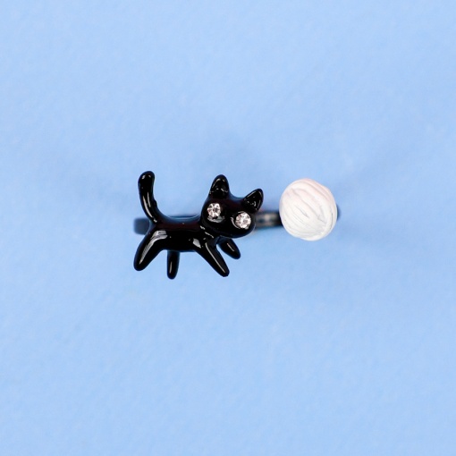 Кольцо "Черный котик с клубком" белый