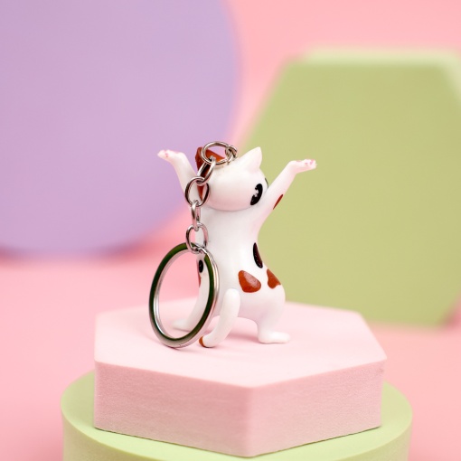 Брелок "Позирующий котик", белый с пятнышками