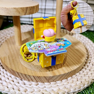 Брелок "Magic gift box" cpayon shinchn, желто-синий