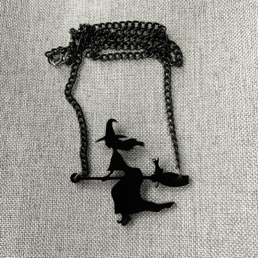 Подвеска на цепочке "Ведьма на метле" черный 