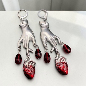 Серьги "Hands in blood" heart