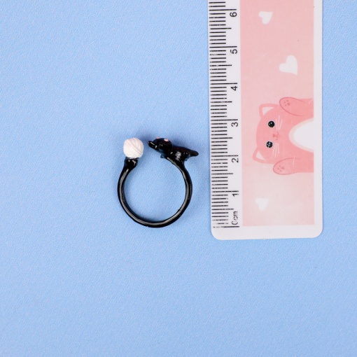 Кольцо "Черный котик с клубком" белый