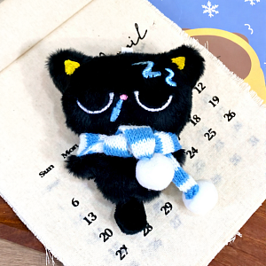 Мягкий брелок "Котик с шарфом" сонный, бело-голубой