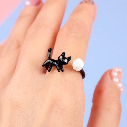 Кольцо "Черный котик с клубком" белый