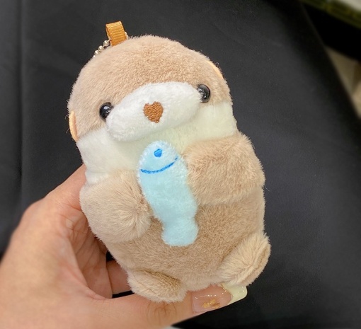 Мягкий брелок "Выдра с рыбкой" без цепочки