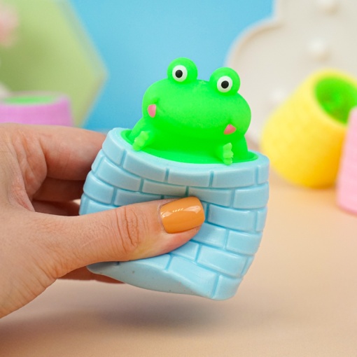 Игрушка-антистресс "Лягушка в колодце" 