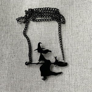 Подвеска на цепочке "Ведьма на метле" черный 