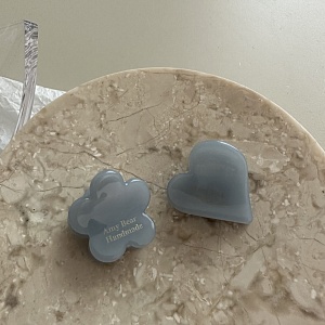 Заколка-крабик "Маленький цветок" серо-голубой