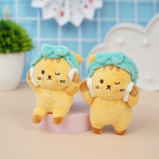 Мягкий брелок "Котик умывается" 11 см